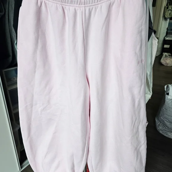 Aritzia
Cozy Sweatfleece Mega Balloon Jogger - Picture 2 of 3
